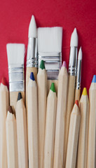 crayons de couleurs et pinceaux en bois
