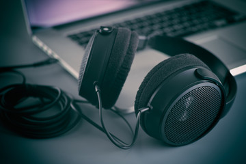 Obraz na płótnie Canvas Hi-Fi headphones on a laptop in the studio