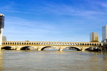 Fototapeta premium Railway bridge over the Seine in Paris