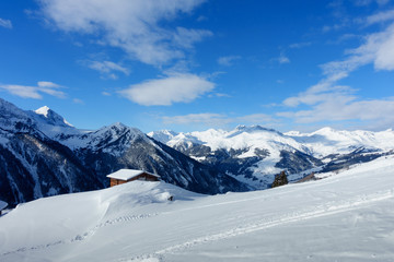 Schihütte in den verschneiten Alpen