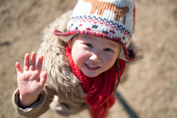 冬の公園で遊ぶ少女