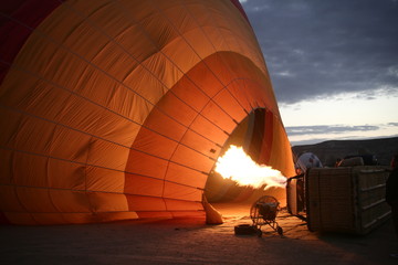 Obraz premium Encendiendo un globo para volar