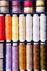 Geordnete Zwirne in vielen Farben