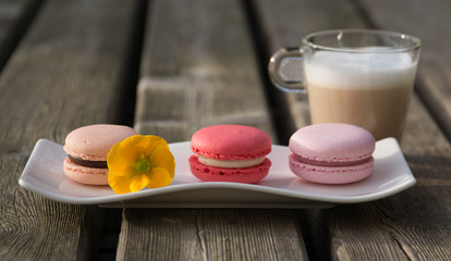 Macarons mit einer Tasse Milchkaffee