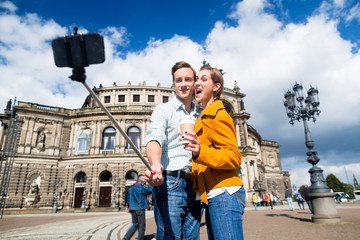 Paar macht Selfie vor Semperoper in Dresden