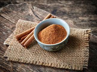 Cinnamon sticks and powder