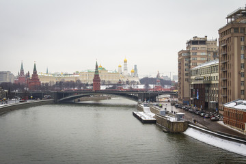 Fototapeta na wymiar Набережная Москва реки, зимний вид на Кремль