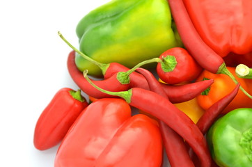różne papryki na białym tle