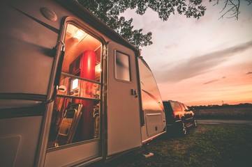 Travel Trailer Camping - obrazy, fototapety, plakaty