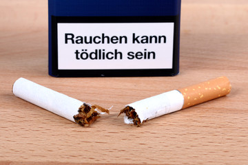 Eine zerbr. Zigarette,Rauchen kann tödlich sein