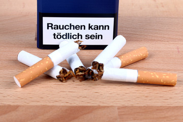 Rauchen kann tödlich sein, zerbrochene Zigaretten