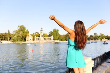 Papier Peint photo Lavable Madrid Femme heureuse de succès dans le parc de Madrid El Retiro