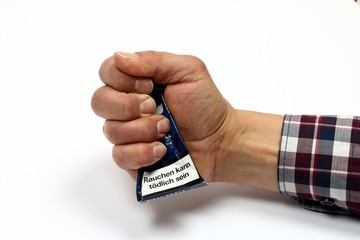 Rauchenkann tödlich sein,Hand zerdrückt Packung