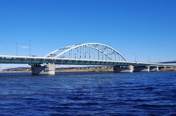 水色のアーチ橋