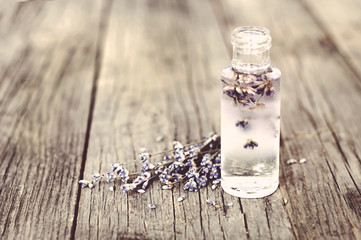 Naklejka premium Lavender flowers and glass bottles