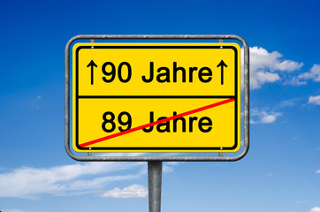 Obraz premium Geburtstag, 89-90 Jahre, Ortsschild