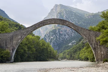 Fototapeten Historical stone bridge of Plaka at Epiros, Greece © Panos