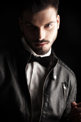 Obraz premium handsome business man posing on dark studio background