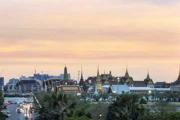 Fototapeta premium Grand palace at twilight in Bangkok, Thailand