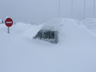 coche atrapado en la nieve
