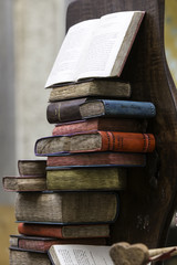 libreria intarsiata nel legno