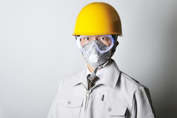 ヘルメットを被った作業服の男性のバストアップ写真