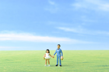 草原に手をつないで立っている二人の男女の子供