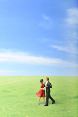 緑の草原で社交ダンスをする男女カップル