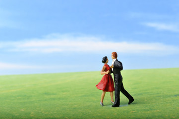 緑の草原で社交ダンスをする男女カップル