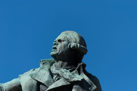 Statue de Danton devant la mairie de Tarbes