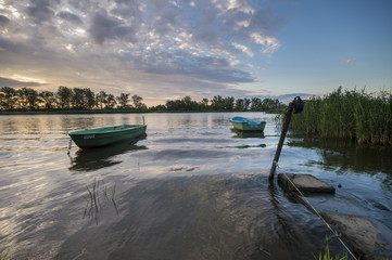 łódki wędkarskie w przystani rzecznej © Mike Mareen
