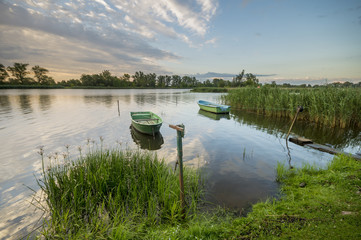 łódki wędkarskie w przystani rzecznej © Mike Mareen