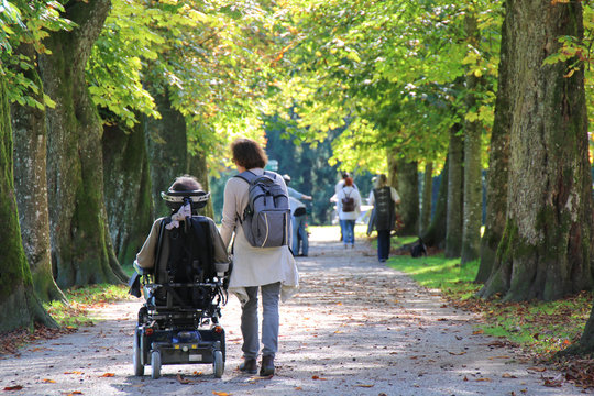Behinderung - 001 - Rollstuhl - Allee