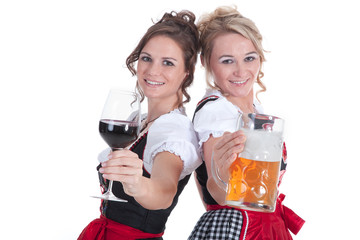Zwei Frauen im Dirndl mit Bier und Wein prosten zu Porträt
