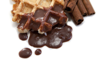 chocolat fondu sur gaufre a la cannelle