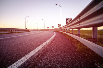 Strada e guard rail dal basso