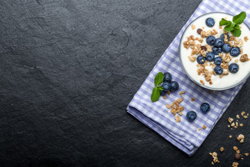 Heidelbeer Joghurt mit Müsli