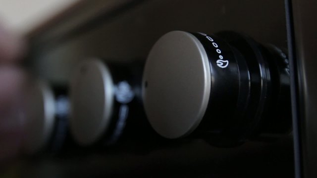accensione fornelli a gas (pi&ugrave; inquadrature)