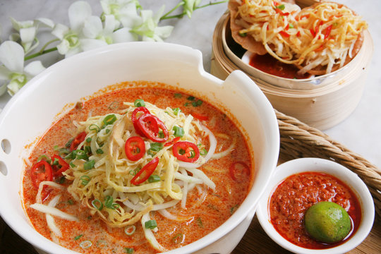 マレーシアの麺　ラクサ　Southeast Asian noodles dish Laksa
