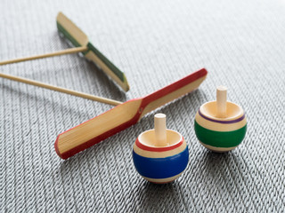 伝承玩具の独楽と竹とんぼ