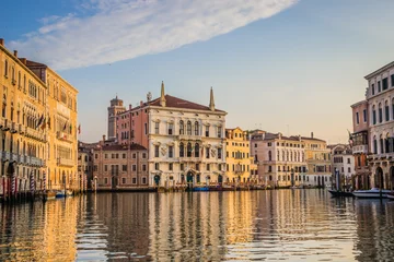 Crédence de cuisine en verre imprimé Venise Paysage urbain de Venise le matin - bâtiments le long du canal d& 39 eau