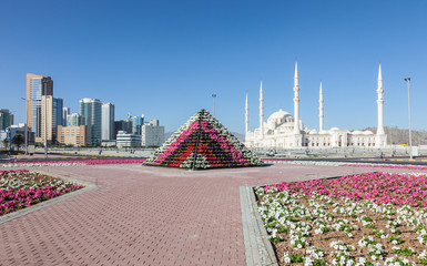 Obraz premium Flower pyramid and Grand Mosque in Fujairah, UAE