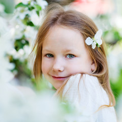Obraz na płótnie Canvas Little girl spring portrait