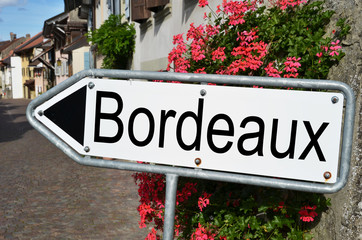 Fototapeta na wymiar Bordeaux road sign