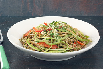 pasta spaghetti integrali con verdure fresche