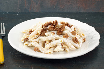 pasta penne con noci e panna
