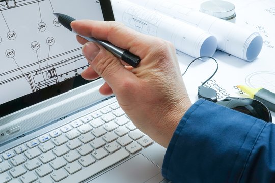 Maschinenbau, Kontruktionspl&auml;ne und anzeigende Hand
