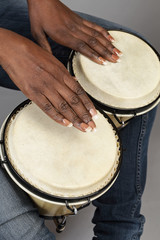 femme noire jouant du bongo