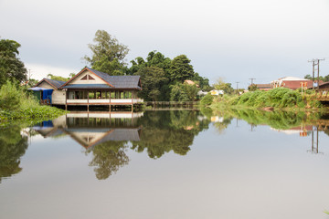 Fototapeta na wymiar Casa en el estanque Paksong
