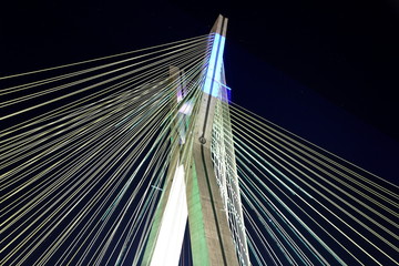 Fototapeta na wymiar Ponte estaiada durante a noite